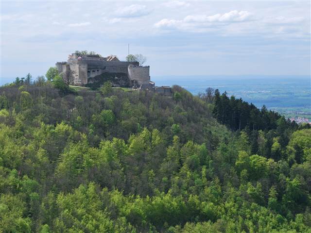 Burg Hohenneuffen auf ihrem Felsen über dem Albtrauf