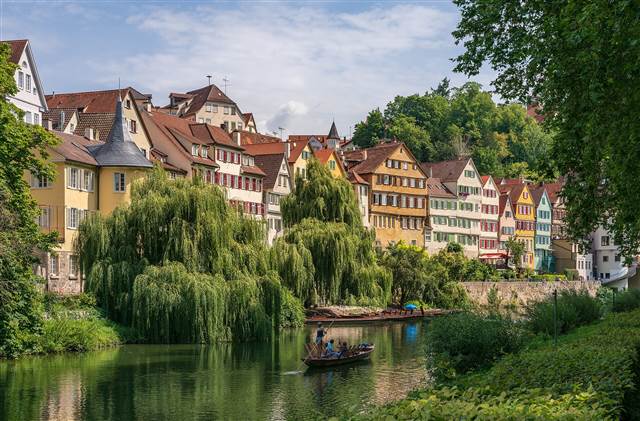 Die Tübinger Neckarfront mit einem Stocherkahn auf dem Wasser