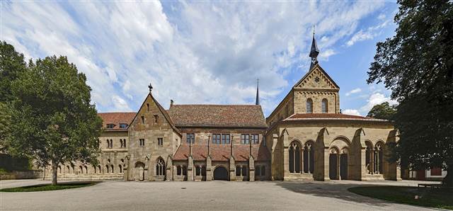 Die Fassade des Klosterhofs in Maulbronn