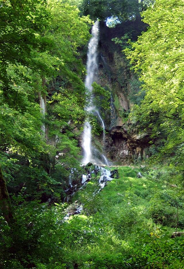 Der Uracher Wasserfall stürzt über bemooste Travertinstufen